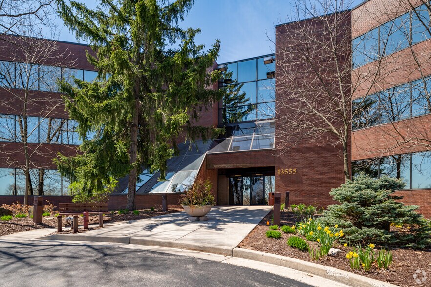 More Photos Of 13555 Bishops Ct, Brookfield Office For Lease