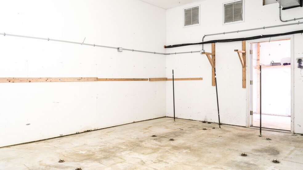 More Photos Of 440 Dry Bridge Rd, North Kingstown Warehouse For Sale