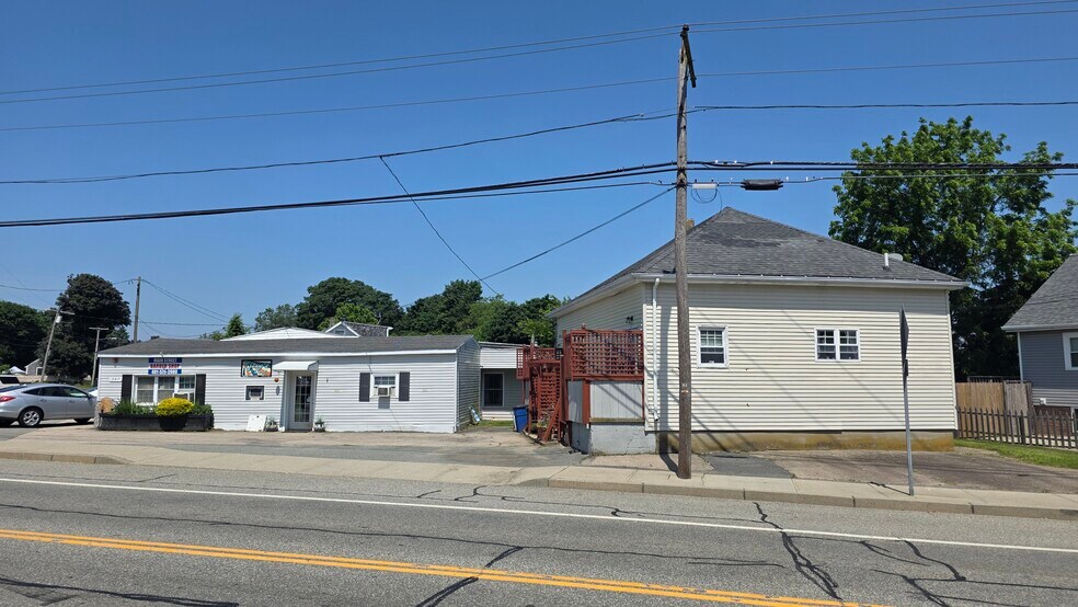 Primary Photo Of 741 Main Rd & 2 Haskins Rd, Tiverton Storefront Retail Residential For Sale