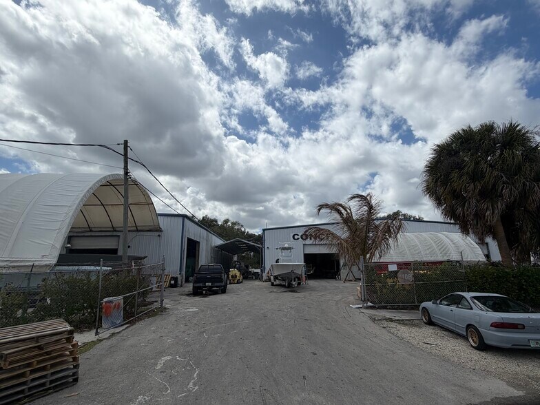 More Photos Of 4550 SE Hampton Ct, Stuart Manufacturing For Sale