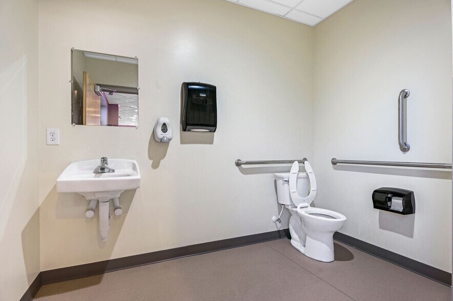 More Photos Of 4275 Western Blvd, Jacksonville Medical For Sale