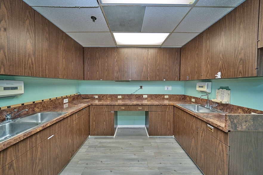 More Photos Of 8737 Beverly Blvd, West Hollywood Medical For Sale
