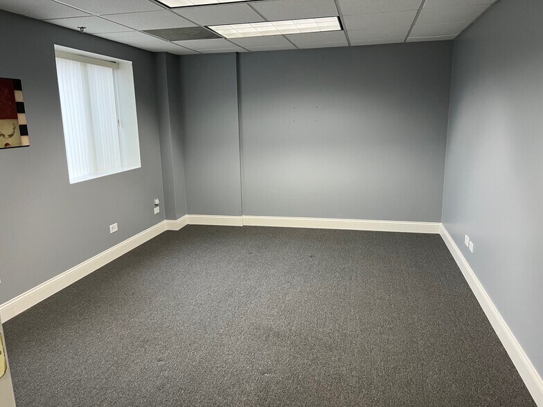 More Photos Of 189 Poplar Pl, North Aurora Warehouse For Lease
