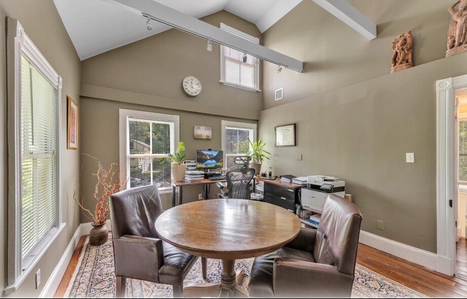 More Photos Of 1433 Old Northern Blvd, Roslyn Office For Lease