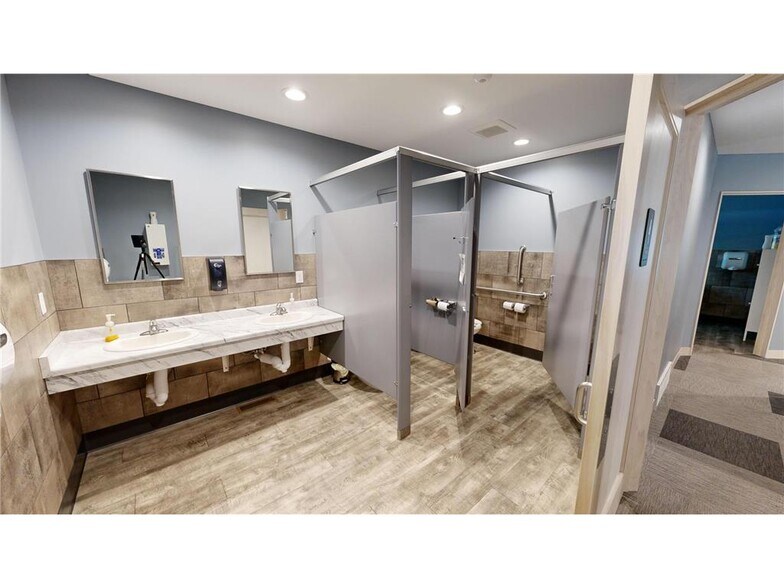 More Photos Of 768 N Creek Dr, Willmar Flex For Sale