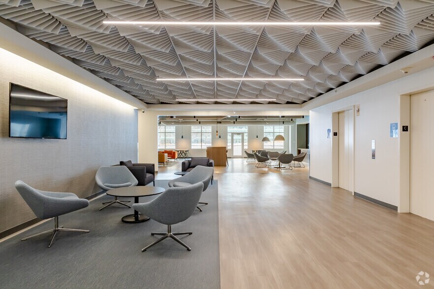 More Photos Of 2001 York Rd, Oak Brook Office For Lease