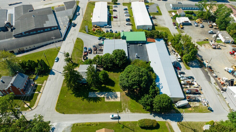 More Photos Of 280 N Park St, Dallastown Warehouse For Lease