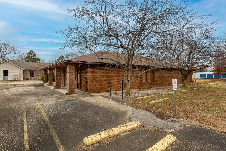 More Photos Of 808 W Prairie St, Marion Office For Sale