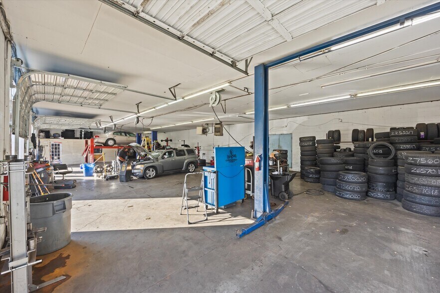 More Photos Of 2845 Western Ave, Knoxville Auto Repair For Sale