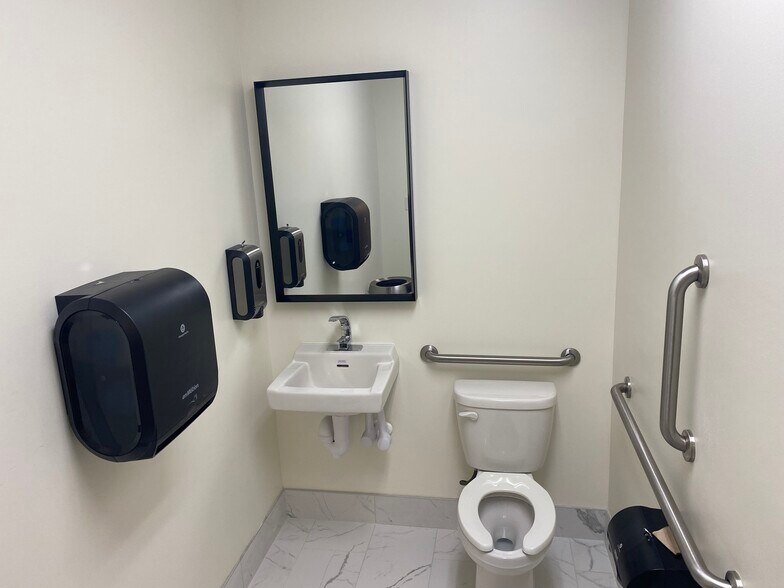 More Photos Of 4000 Wake Forest Rd, Raleigh Medical For Lease