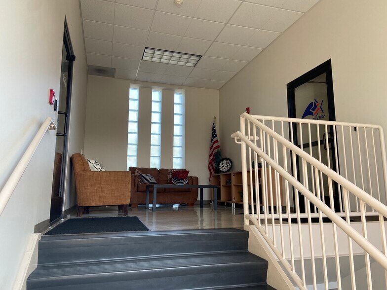 More Photos Of 181 E Stiegel St, Manheim Warehouse For Lease