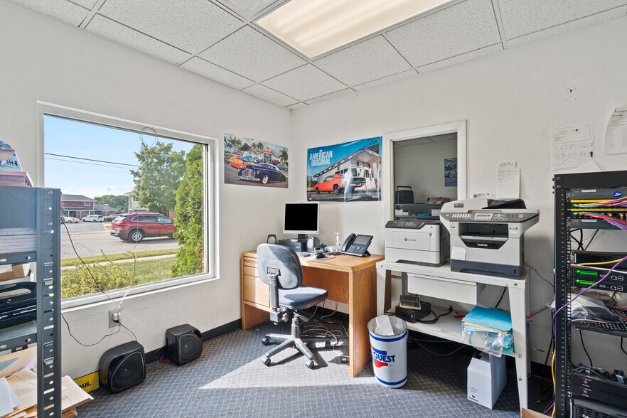 More Photos Of 821 Lime Kiln Rd, Green Bay Flex For Lease
