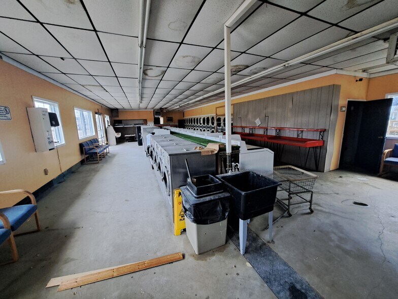 More Photos Of 610 S Paw Paw St, Lawrence Warehouse For Lease