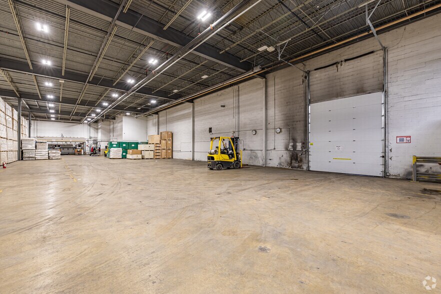 More Photos Of 101 Cottontail Ln, Somerset Warehouse For Lease