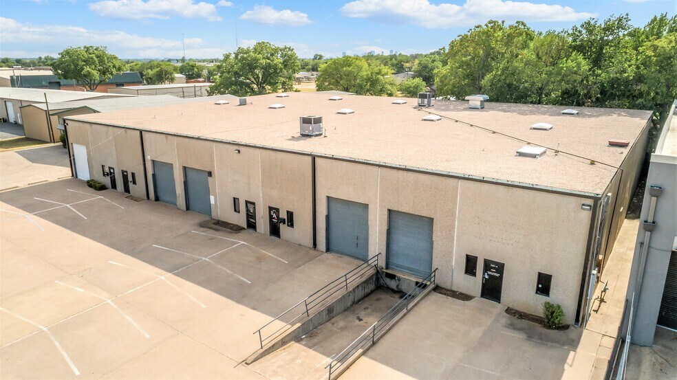 More Photos Of 2321 Solona St, Haltom City Warehouse For Lease