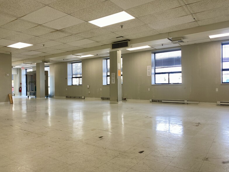 More Photos Of 76 Broadway, Newport Apartments For Lease