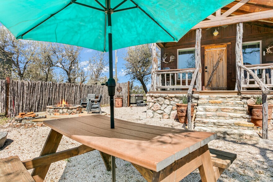 More Photos Of 100 Five Star Trl, Fredericksburg Hotel For Sale