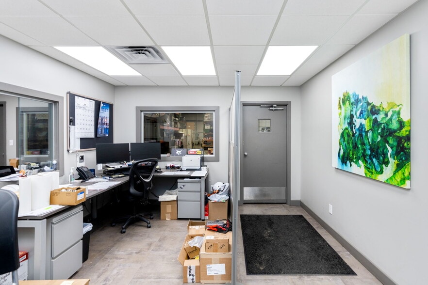 More Photos Of 3312 Gilmore Industrial Blvd, Louisville Warehouse For Lease