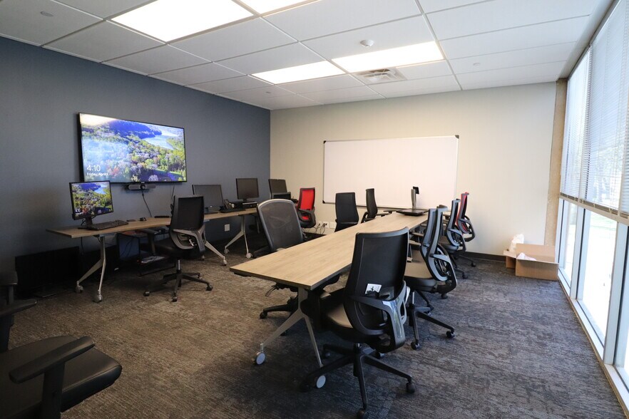 More Photos Of 3940-4306 Capitol Ave, Dallas Light Manufacturing For Sale