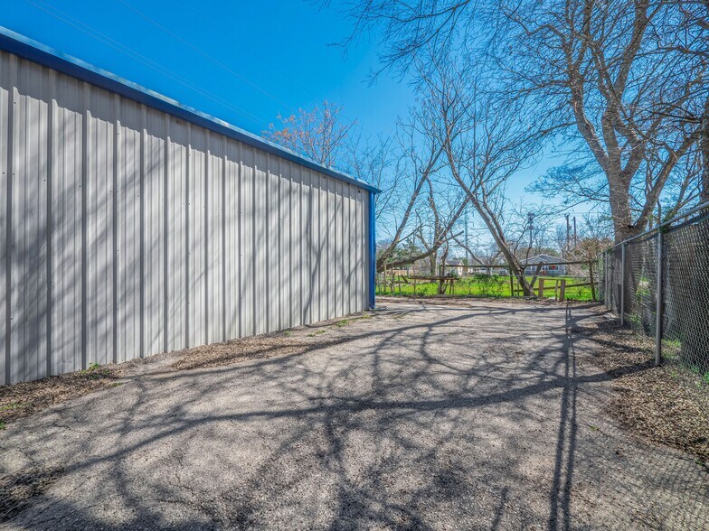 More Photos Of 318 W Byrd Blvd, Universal City Office For Sale