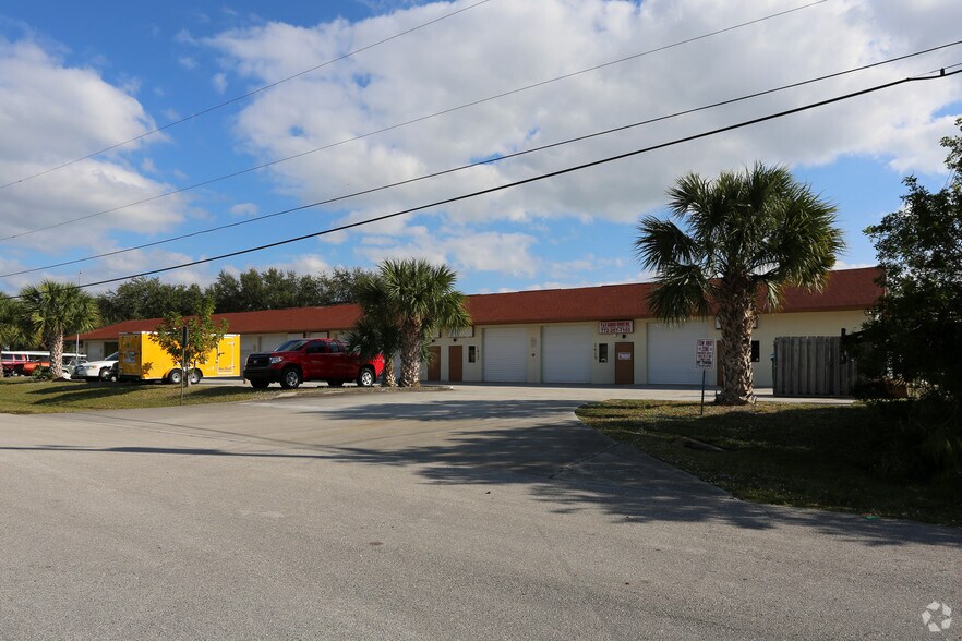 More Photos Of 1401-1421 SW Biltmore St, Port Saint Lucie Light Distribution For Lease