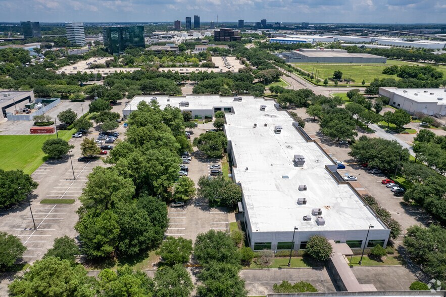 More Photos Of 810 Gears Rd, Houston Office For Lease