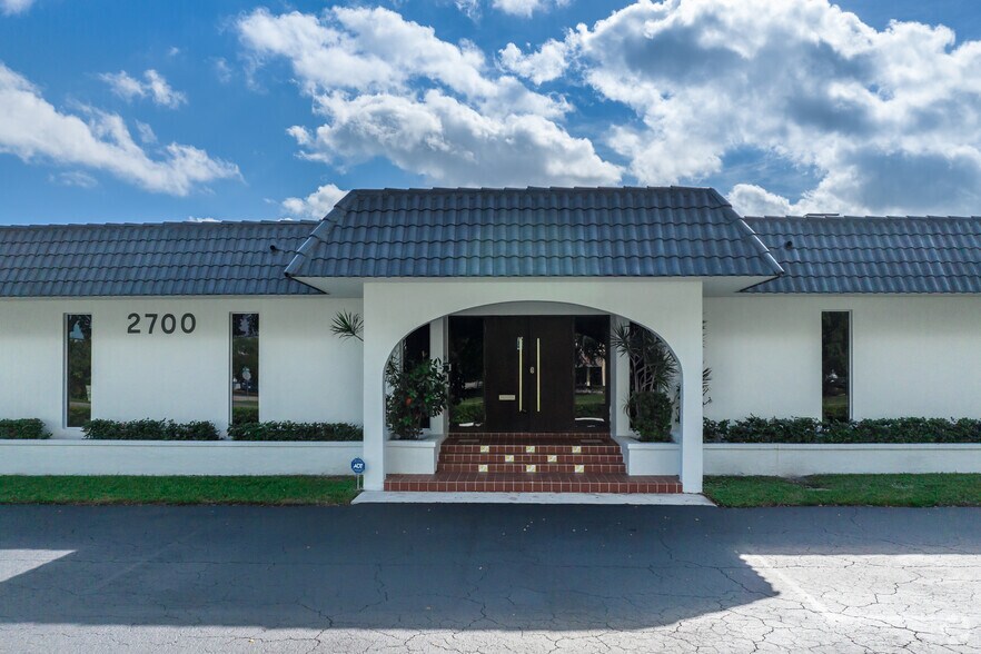 More Photos Of 2700 Gateway Dr, Pompano Beach Manufacturing For Lease
