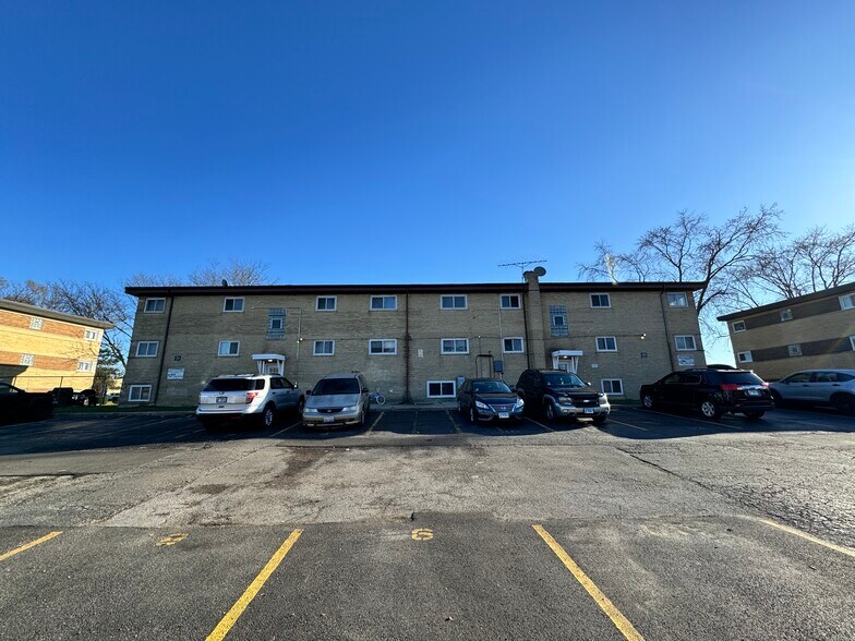 More Photos Of 108 W Elizabeth Dr, Addison Apartments For Sale