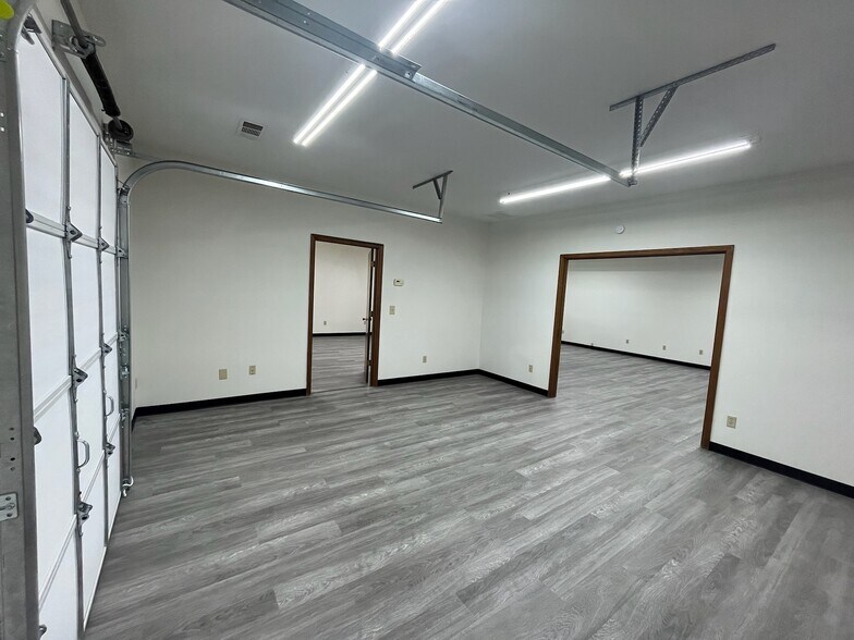 More Photos Of 109 Elliott Industrial Dr, Woodstock Flex For Lease