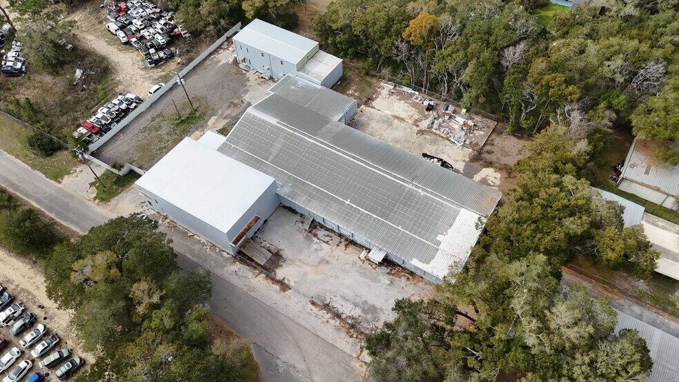 More Photos Of 2800 Delano St, Pensacola Warehouse For Lease