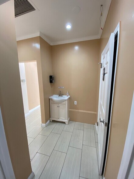 More Photos Of 6435-6437 Caminito Blythefield, La Jolla Office For Lease