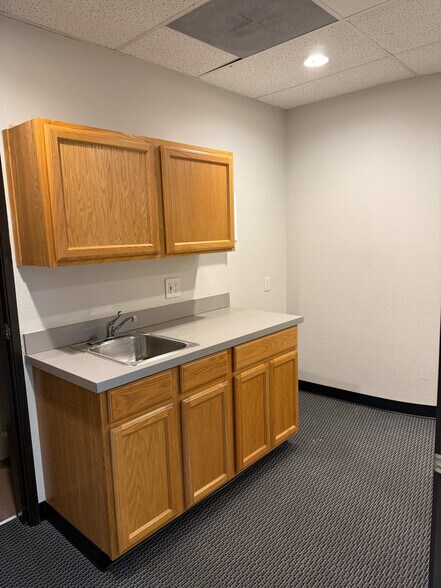 More Photos Of 7831 SE Lake Rd, Portland Office For Lease