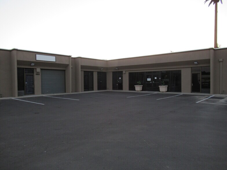 Primary Photo Of 5771-5791 E Shields Ave, Fresno Warehouse For Lease