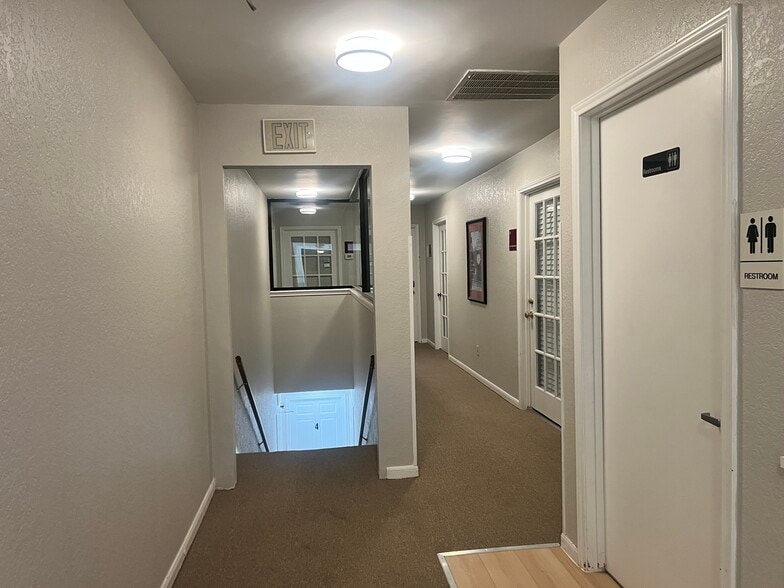 More Photos Of 1011 Meredith Dr, Austin Unknown For Lease