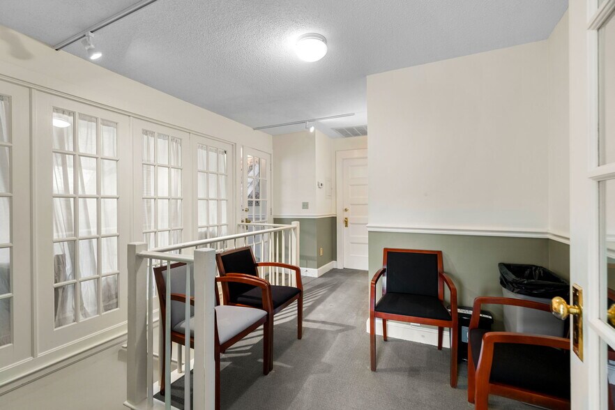 More Photos Of 52A Waltham St, Lexington Office For Lease