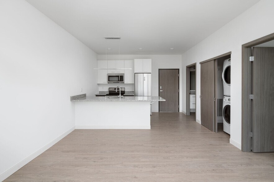 More Photos Of 211 W Mineral St, Milwaukee Apartments For Lease