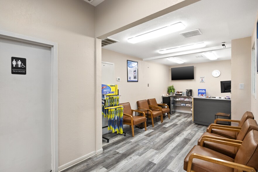 More Photos Of 3022 S Cooper St, Arlington General Retail For Sale