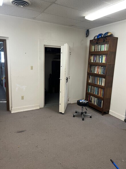 More Photos Of 735 Park Dr, Alton Office For Sale