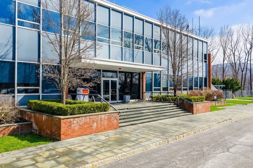 More Photos Of 70 Pleasant Hill Rd, New Windsor Township Office For Sale
