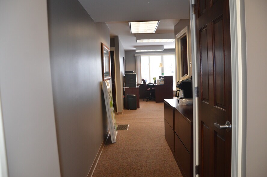 More Photos Of 718 N Bridge St, Yorkville Office For Lease