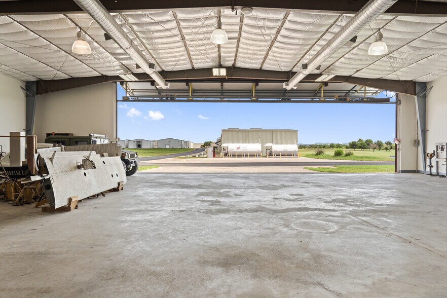 More Photos Of 101 Piper Ln, Spicewood Flex For Lease