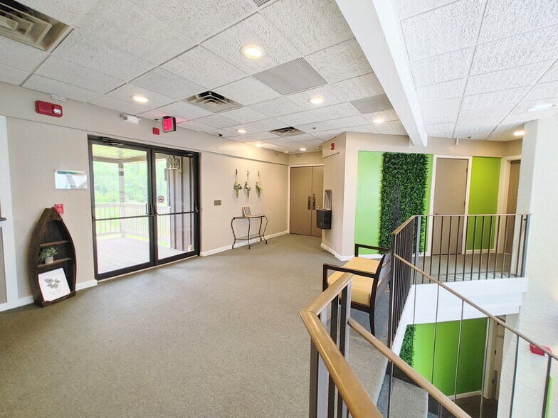 More Photos Of 9000 Cypress Green Dr, Jacksonville Office For Lease