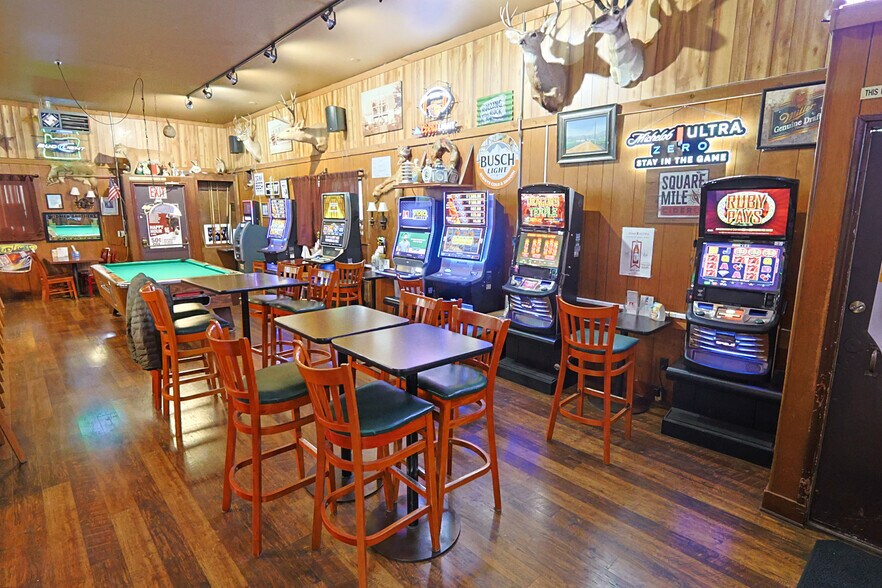 More Photos Of 702 Newmark St, Coos Bay Bar For Sale
