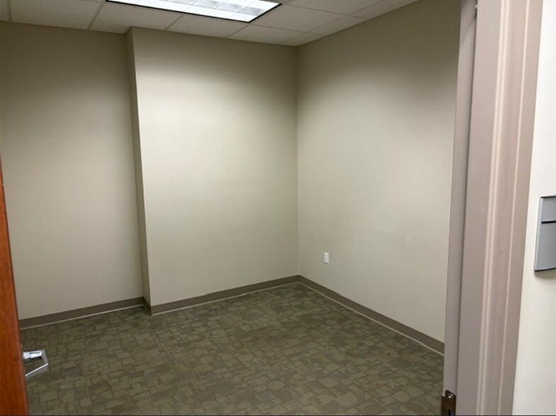 More Photos Of 2555-2565 E Calumet St, Appleton Office For Sale