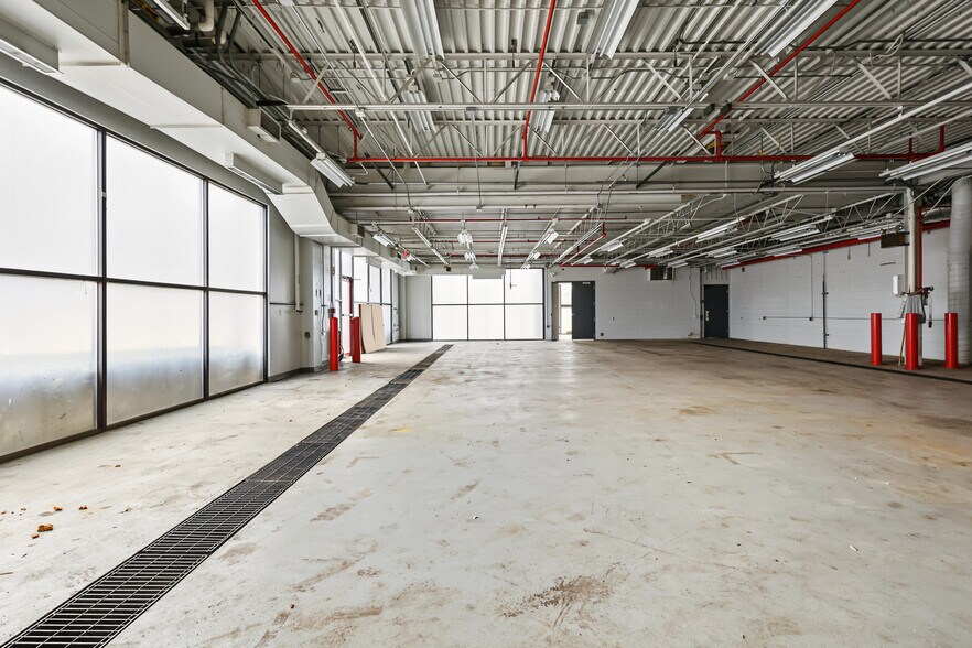 More Photos Of 15201 Mercantile Dr, Dearborn Light Manufacturing For Sale