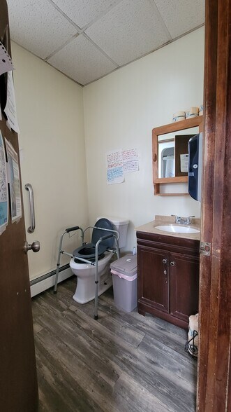 More Photos Of 522 Main St, Rockwood Specialty For Sale