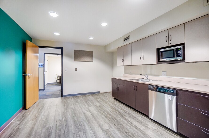 More Photos Of 3925-3927 Brotherton Rd, Cincinnati Office For Sale