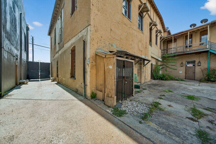 More Photos Of 1425 S Flores St, San Antonio General Retail For Sale