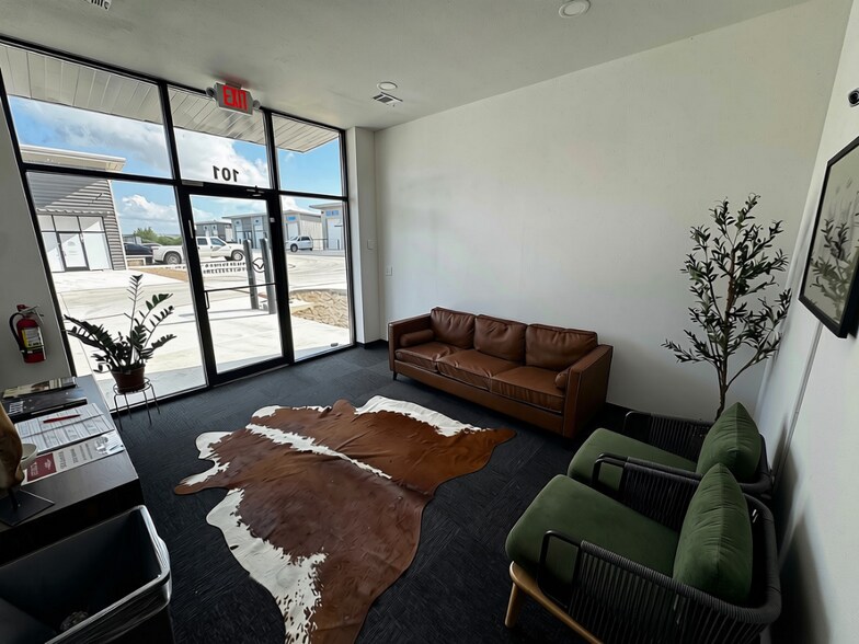 More Photos Of 775 County Road 270, Leander Warehouse For Lease