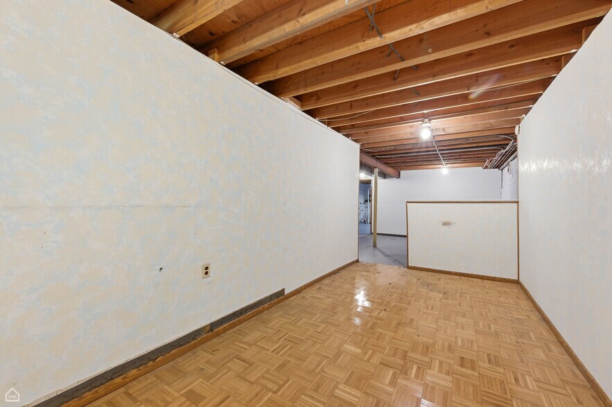 More Photos Of 8507 S Roberts Rd, Justice Veterinarian Kennel For Sale